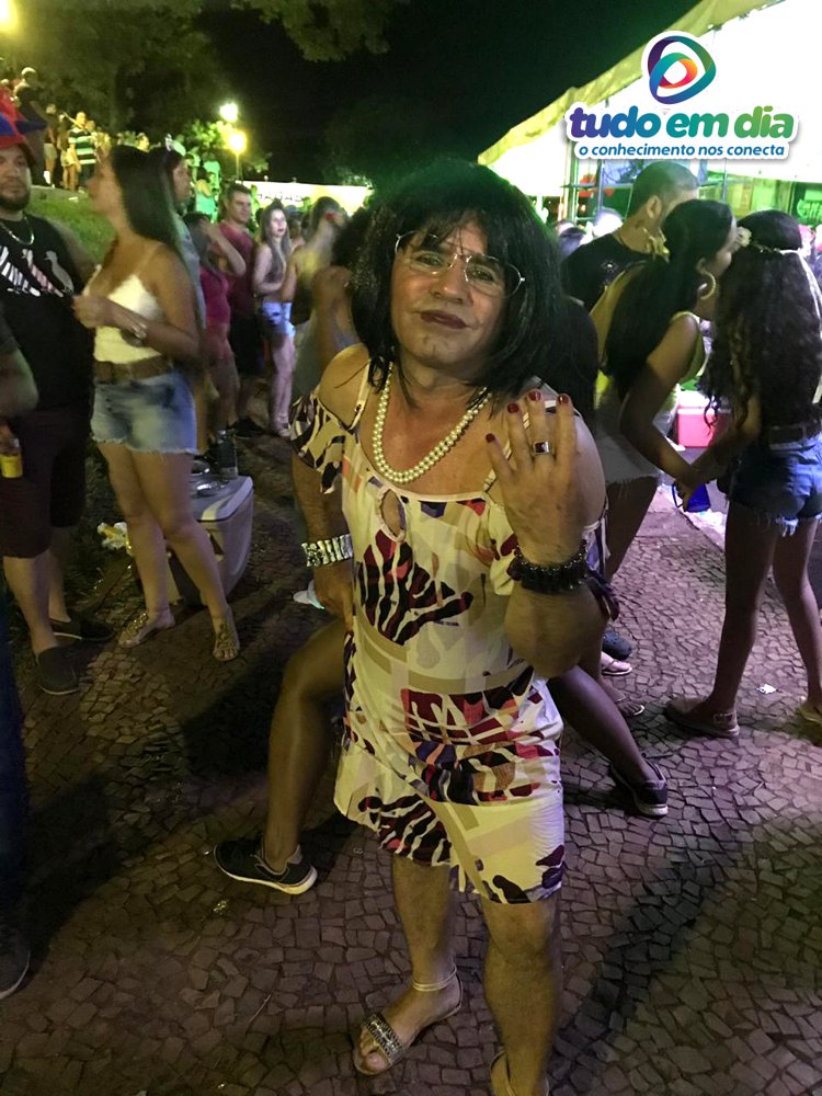 Alegria muita irreverência na quarta noite do'Capim Folia'