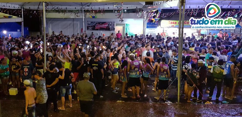 Estrutura abrigou os foliões durante a chuva constante (Foto: Paulo Braga/Tudo Em Dia)