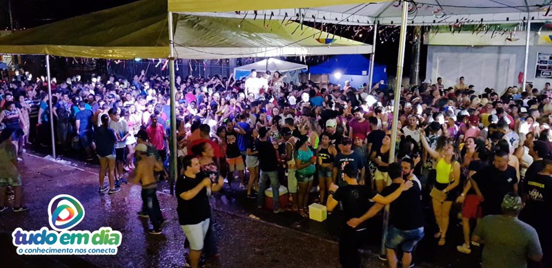 Estrutura abrigou os folões durante a chuva constante (Foto: Paulo Braga/Tudo Em Dia)