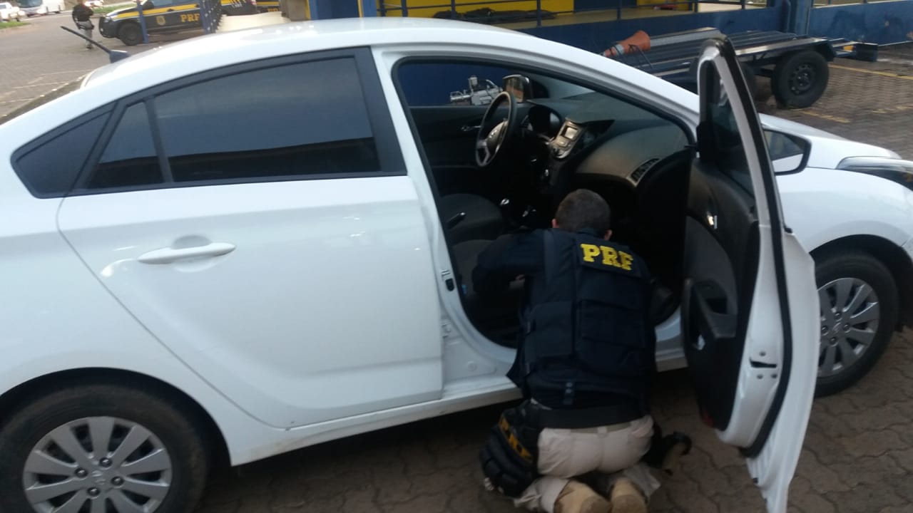 PRF prende três com carro clonado e arma de fogo em Uberlândia