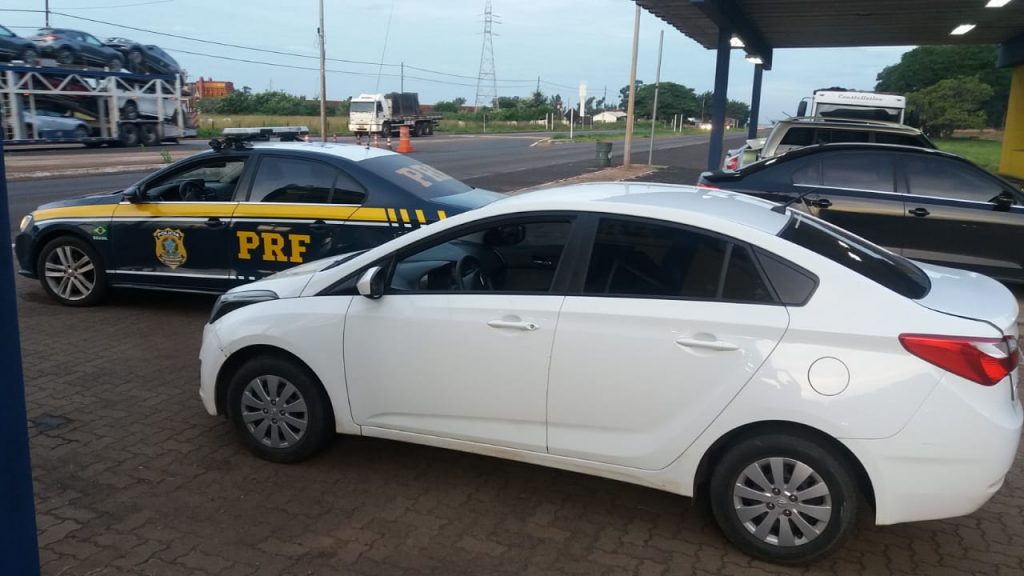 Veículo clonado tinha placas aparente de Itumbiara/GO. (Foto: PRF/Divulgação)