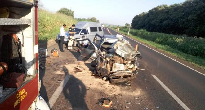 Dois jovens morrem em acidente na BR-365 quando retornavam de Monte Alegre