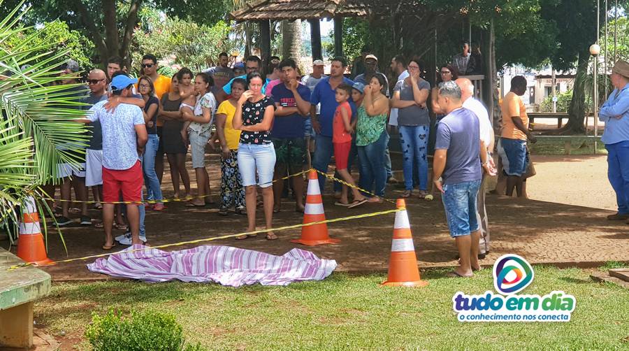 Jovem de 18 anos é encontrado morto na praça central em Capinópolis