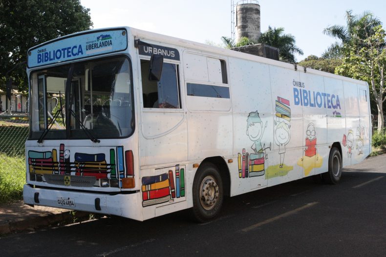 Ônibus Biblioteca leva a leitura aos bairros de Uberlândia (Foto: Asom)