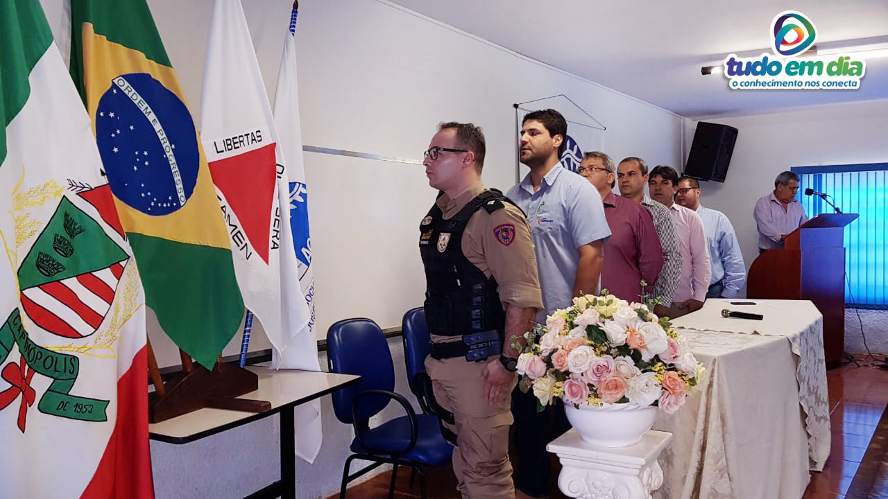 Posse do novo presidente ocorreu na sede da Associação Comercial Industrial e Agropecuária de Capinópolis (Foto: Paulo Braga)