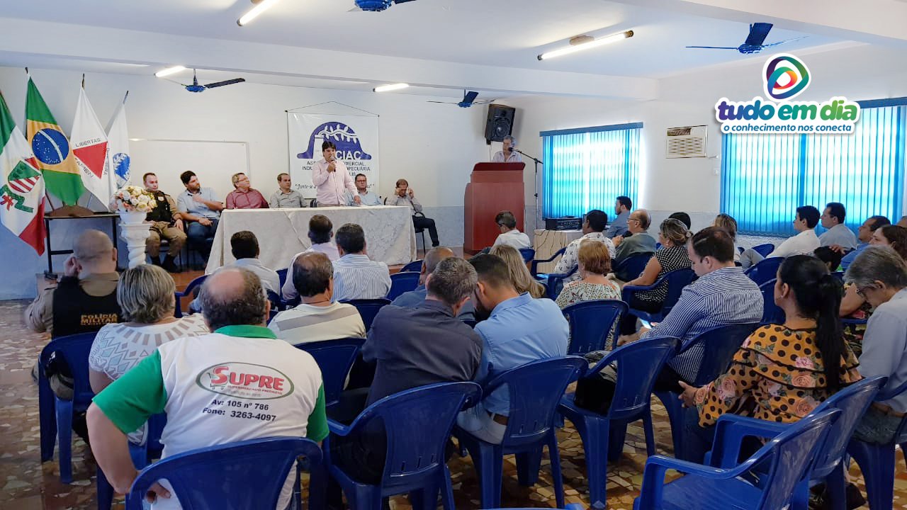 Posse do novo presidente ocorreu na sede da Associação Comercial Industrial e Agropecuária de Capinópolis (Foto: Paulo Braga)