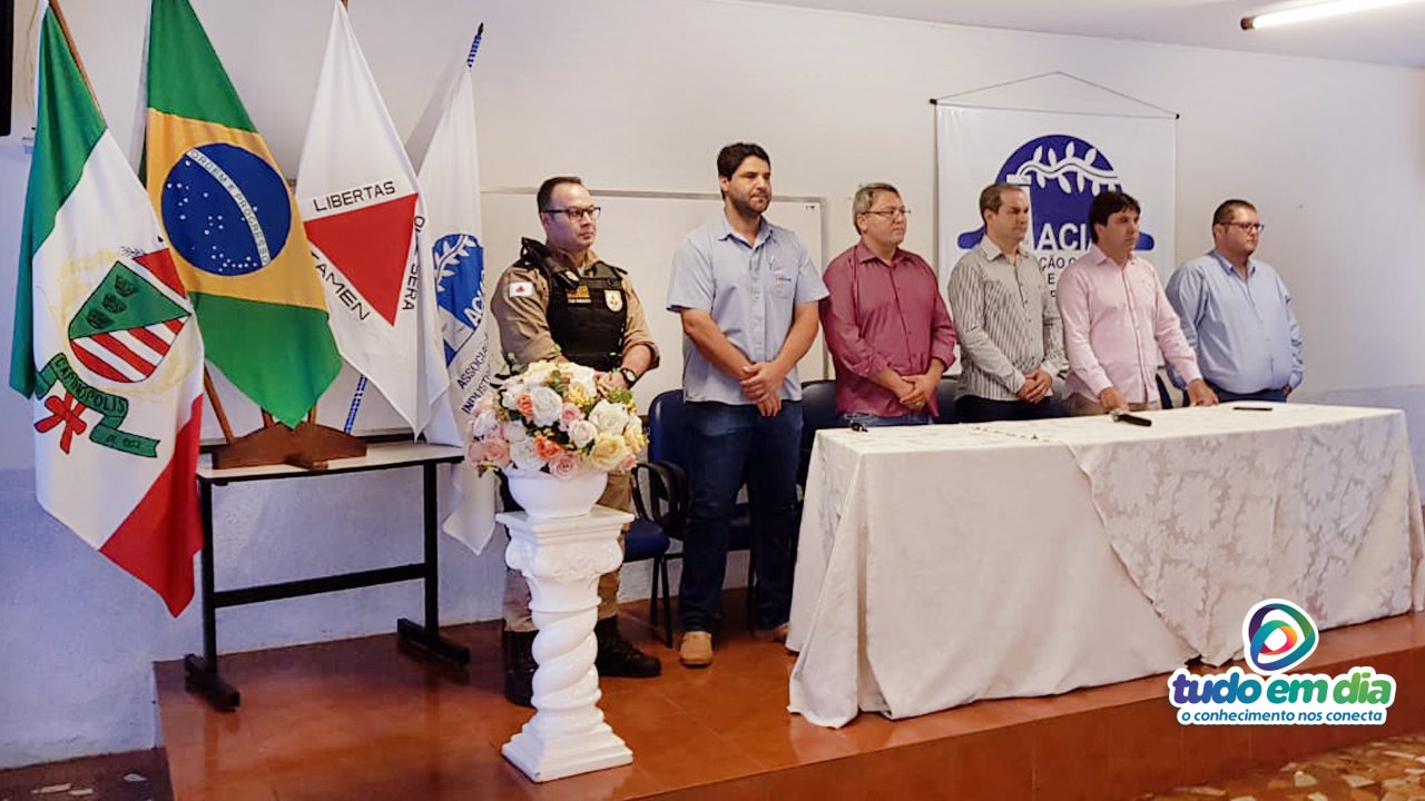 Posse do novo presidente ocorreu na sede da Associação Comercial Industrial e Agropecuária de Capinópolis (Foto: Paulo Braga)