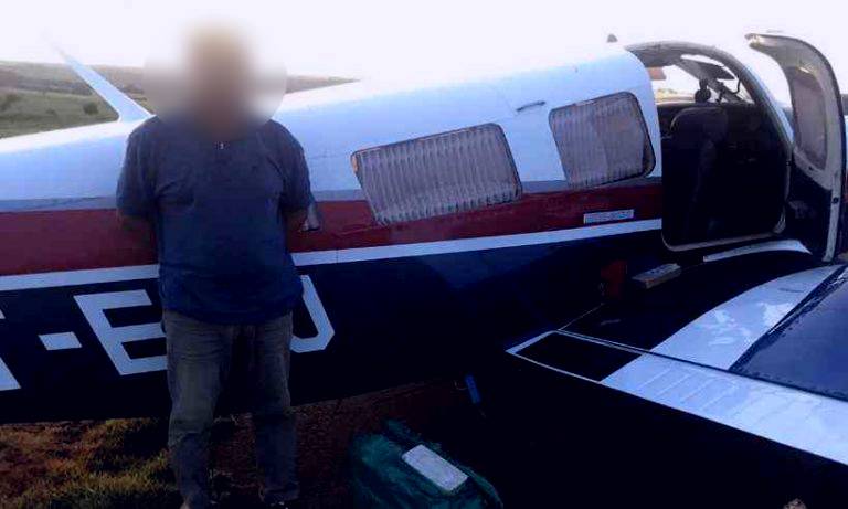 Aeronave levava a droga para Uberaba, mas piloto acabou ficando perdido (Foto: PM / Divulgação)
