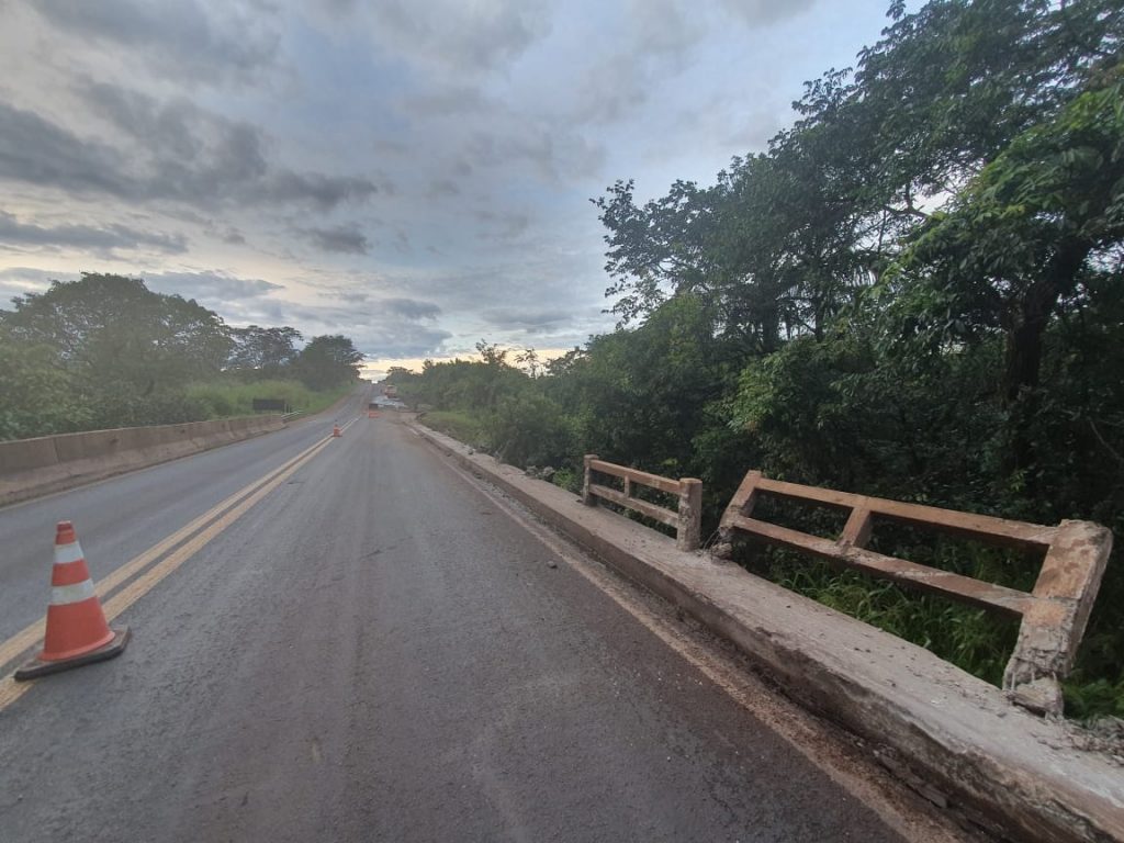 Carreta atingiu as guias da ponte do Córrego do Jacú (Foto: Bombeiros/Divulgação)