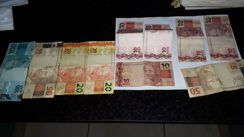 Dinheiro apreendido com um dos suspeitos (Foto: PMMG/Divulgação)