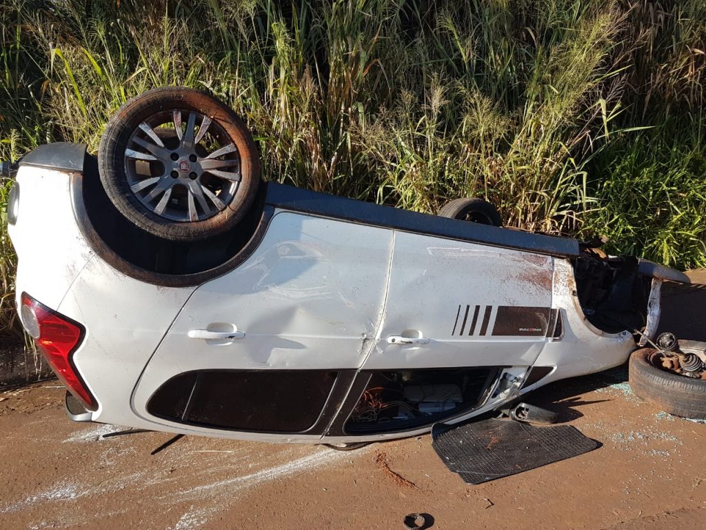 Fiat Pálio era transportado pelo caminhão guincho (Foto: Bombeiro/Divulgação)