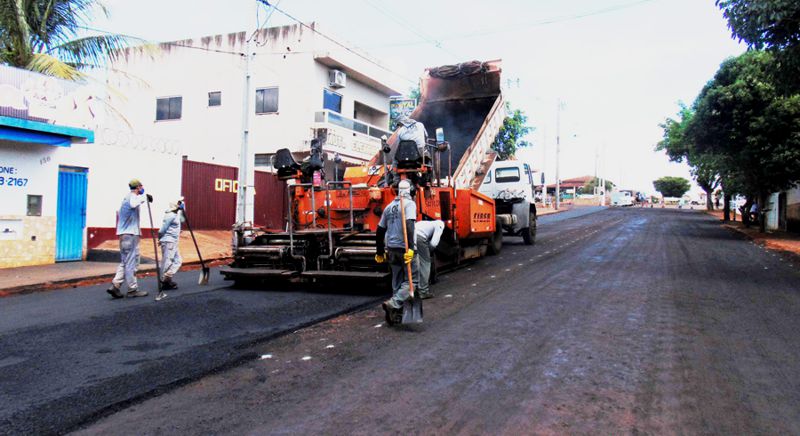 Trecho da Avenida 101, antes pavimentada com bloquetes, acaba de receber asfalto (Foto: Ascom)