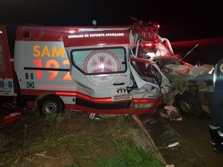 Ambulância do SAMU teve a parte frontal destruída no impacto (Foto: PRFGO/Divulgação)