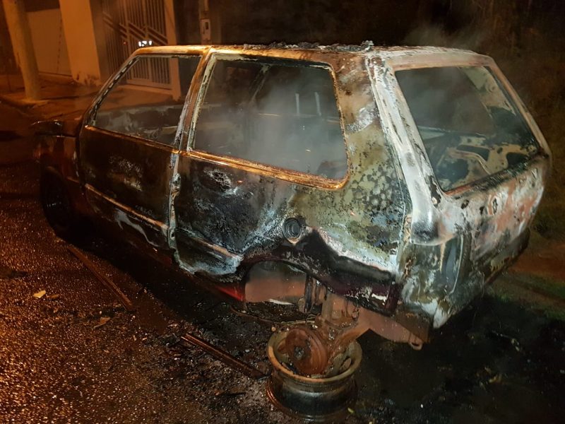  Veículo fica destruído em incêndio próximo a praça 13 de maio em Ituiutaba