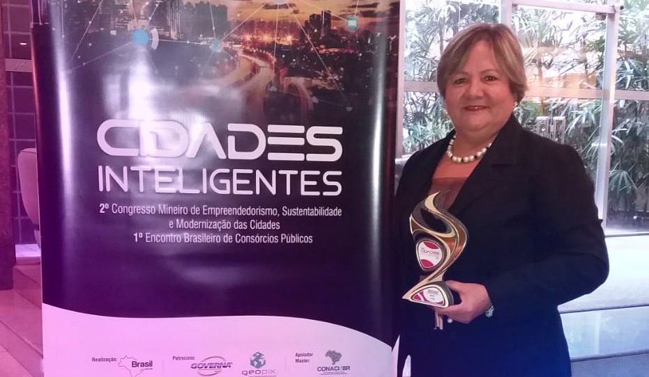 Iracilda Duarte recebeu o prêmio 'Cidades Inteligentes' em Belo Horizonte