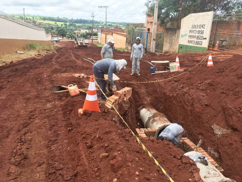 Governo de Capinópolis está implantando rede pluvial na Rua 02 e outras obras já estão previstas; leia mais