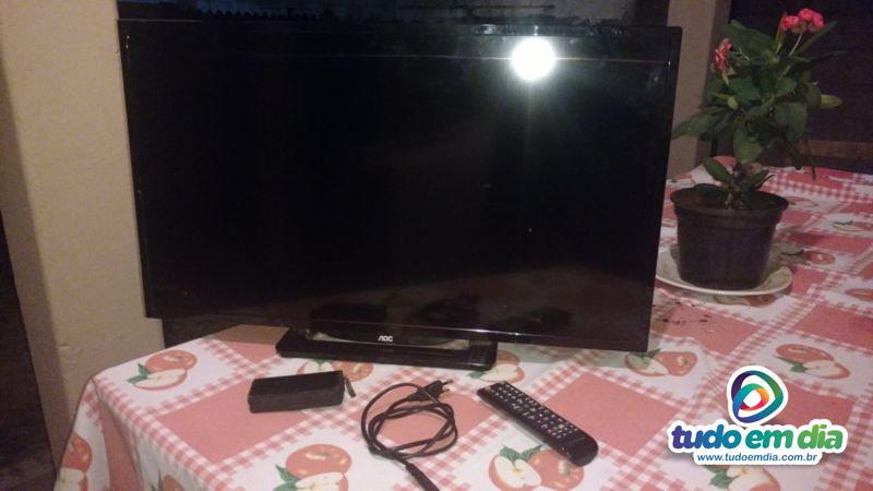  Televisor da marca AOC foi recuperado na casa do vizinho suspeito do furto (Foto PMMG/Divulgação)