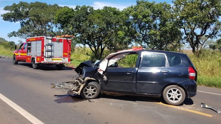 Batida de frente entre dois veículos na BR-365 deixou uma vítima fatal e duas pessoas feridas — Foto: Corpo de Bombeiros/Divulgação