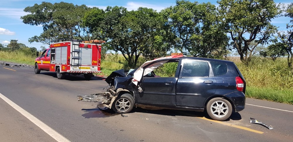 Batida de frente entre dois veículos na BR-365 deixou uma vítima fatal e duas pessoas feridas — Foto: Corpo de Bombeiros/Divulgação