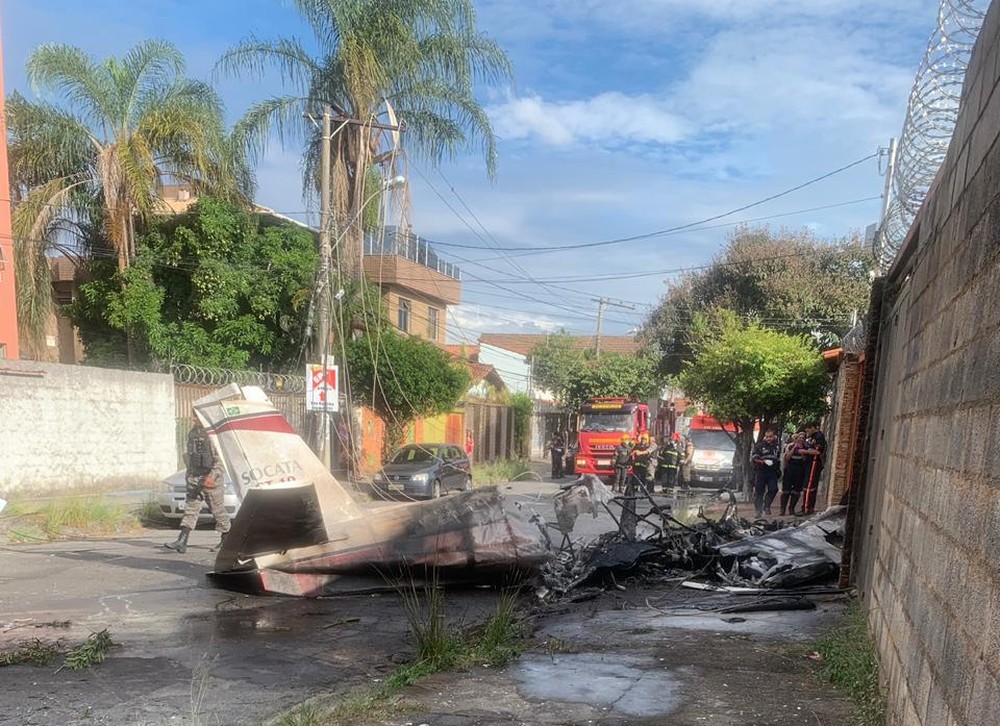 Aeronave cai em Belo Horizonte — Foto: Corpo de Bombeiros/Divulgação