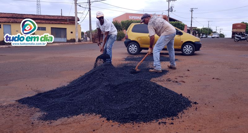 Cerca de 80 toneladas de lama asfáltica serão utilizadas na operação (Foto: Paulo Braga / Tudo Em Dia)