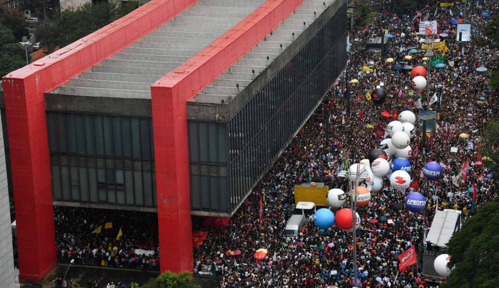 Protesto na av. Paulista contra os cortes na Educação. NELSON ALMEIDA AFP