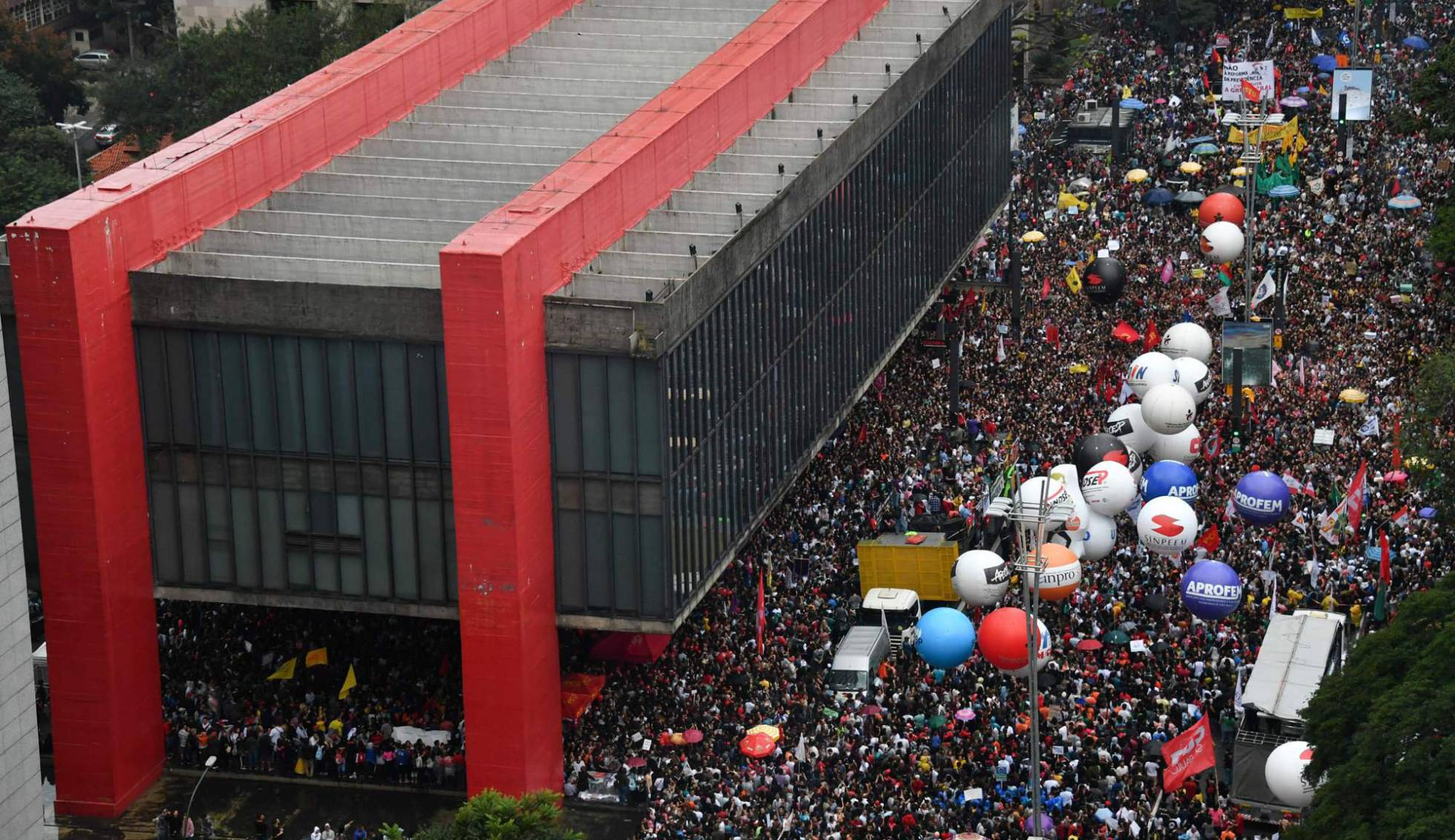 Cortes da Educação despertam as ruas contra Bolsonaro