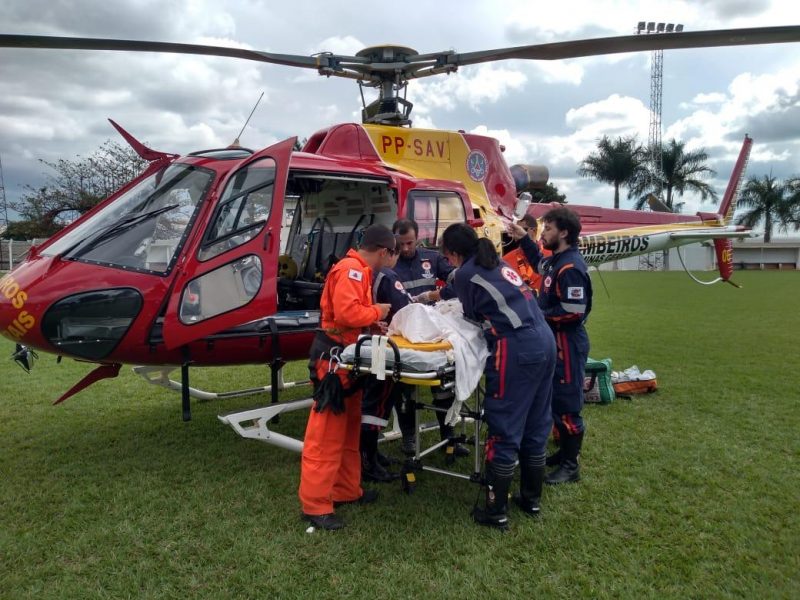 Menina cai de cavalo e é resgatada pelo helicóptero do SAMU em Monte Carmelo