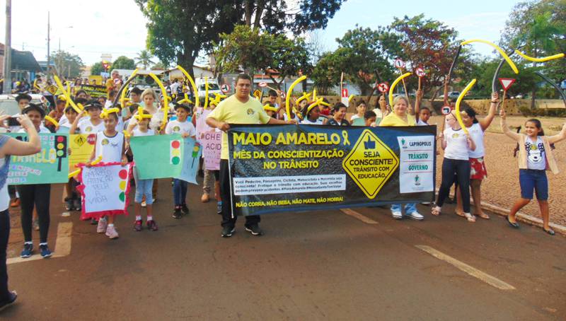 Alunos fazem manifestação a favor da campanha ‘Maio Amarelo’ em Capinópolis