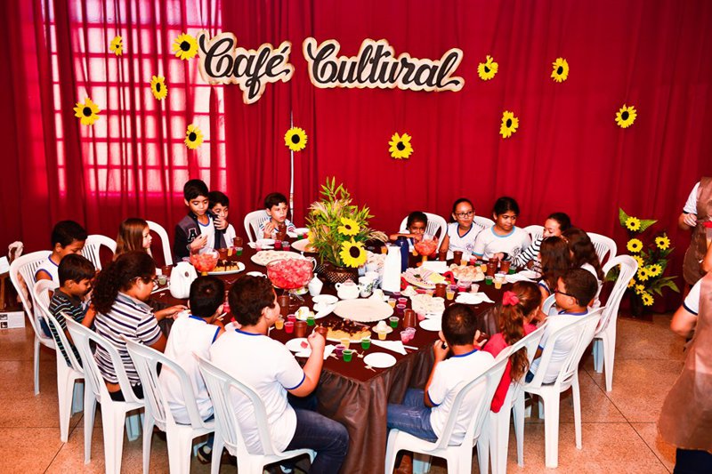 O"Café Cultural" reuniu alunos em uma farta mesa para falar de cultura e fortalecer o conceito de preservação do patrimônio cultural