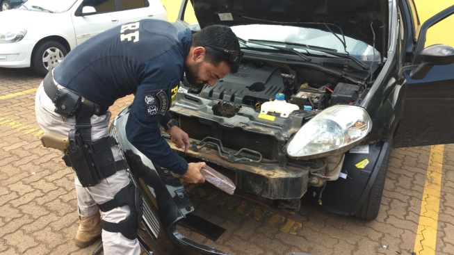 Cocaína estava escondida em um compartimento no para-choque do carro flagrado em Uberlândia — Foto: PRF/Divulgação