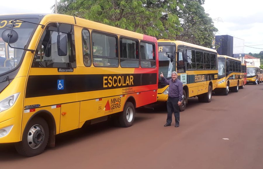 Vereador Cabral junto aos veículos de transporte público do Município de Capinópolis 