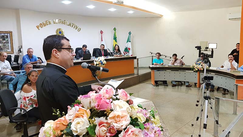 Padre William de Ávila durante pronunciamento (Foto: Paulo Braga/ Tudo Em Dia)