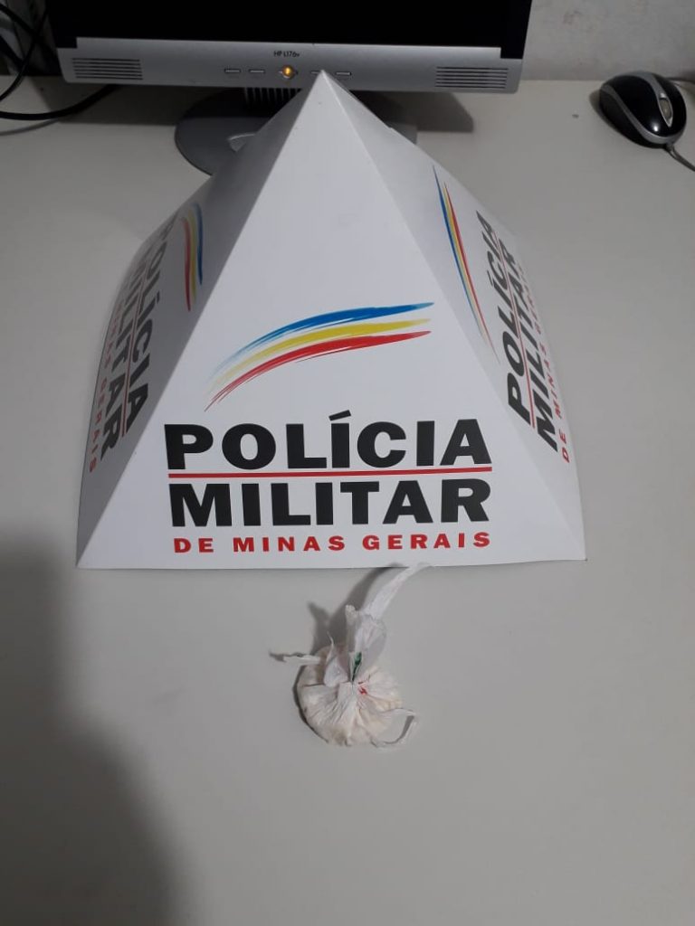 Droga apreendida com o suspeito (Foto: PMMG/Divulgação)