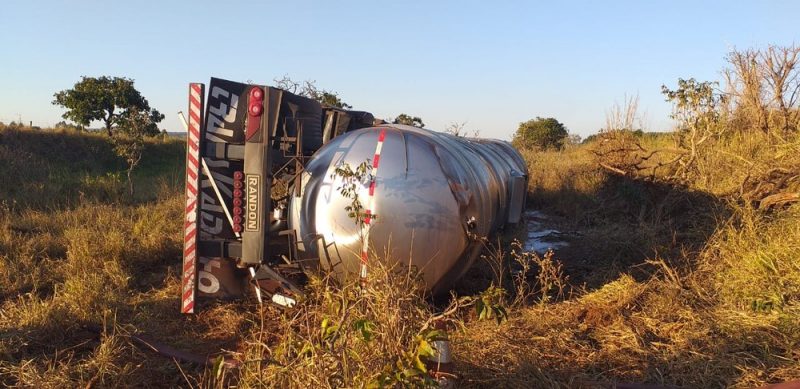  Motorista morre após carreta carregada com combustível tombar na MGC-497 em Uberlândia