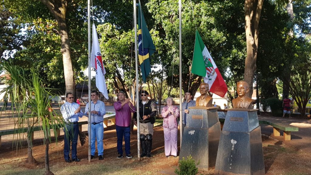 Hasteamento de bandeiras na Praça João Moreira de Souza (Foto: Paulo Braga)