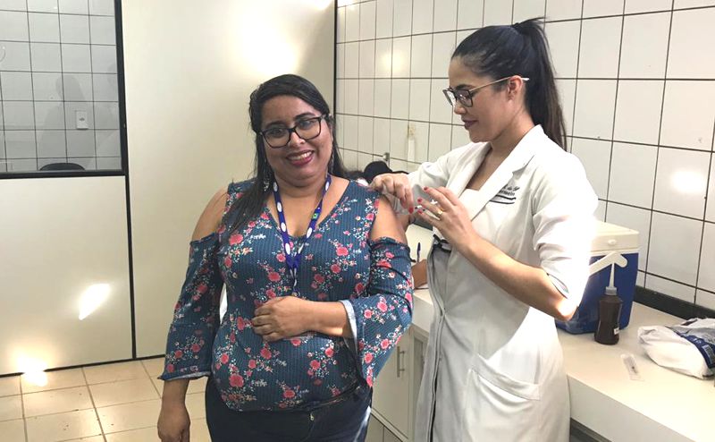 Michele Pereira recebe imunização contra a gripe