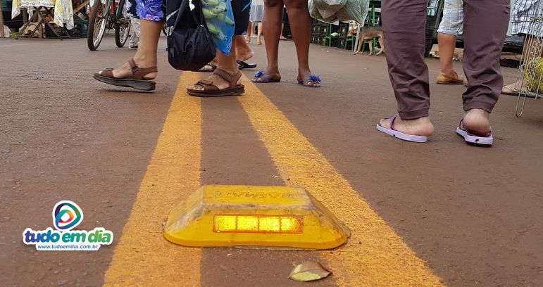 Sinalizadores são motivos de reclamações dos consumidores e feirantes (Foto: Paulo Braga/Tudo Em Dia)