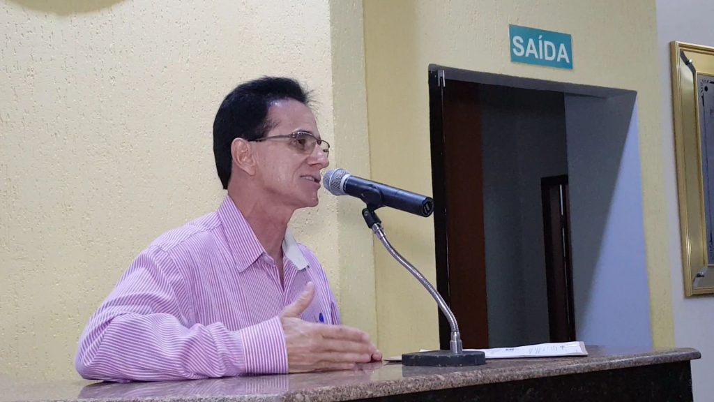 O encarregado da Copasa, Edivaldo Salgado Diniz foi sabatinado pelos vereadores na Câmara Municipal de Capinópolis (Foto: Paulo Braga)