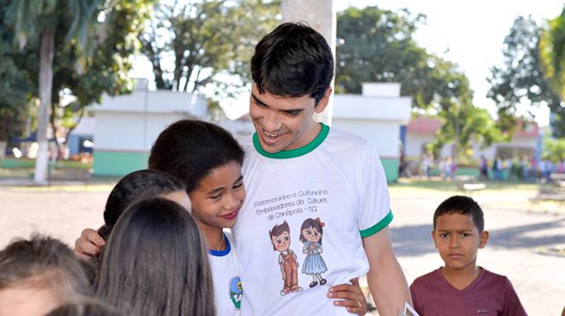 Prefeito Ualisson Carvalho recebe o carinho das crianças (Foto: Divulgação)