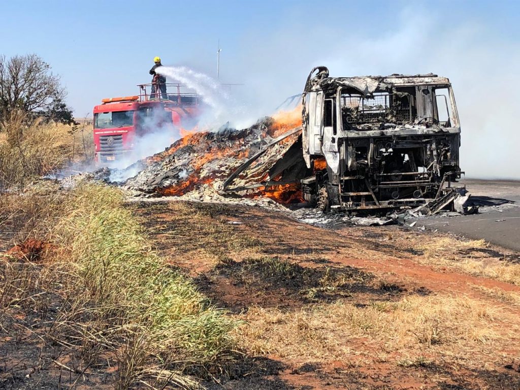 Bombeiros apaga fogo em carreta na BR-153 (Foto: Bombeiros/Divulgação)