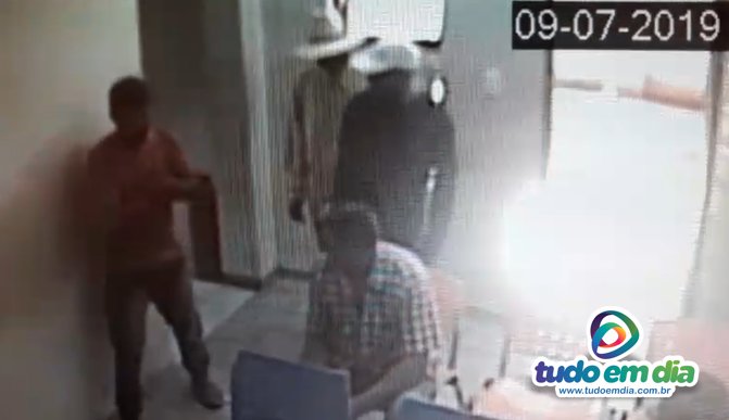 Bandidos assaltam correspondente bancário em Capinópolis e fogem