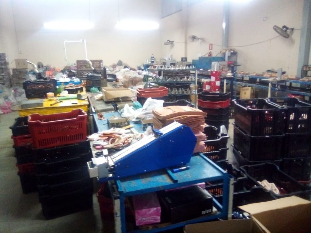 Ao todo, quinze fábricas de calçados e bolsas falsificados foram alvos da operação da Polícia Civil