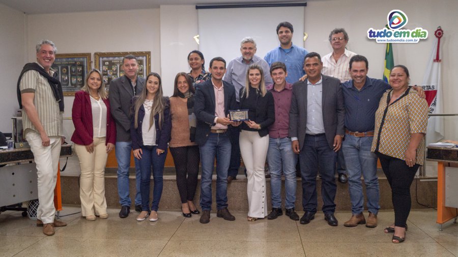 Sandra Barbosa recebe homenagem na Câmara Municipal de Capinópolis (Foto: Paulo Braga)