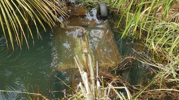 Carro ficou capotado e submerso em um lago próximo à Santa Vitória (Foto: Divulgação PMMG / créditos para pontal em foco)