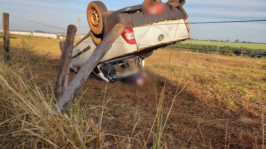 Carro é encontrado às margens da MGC-497 em Iturama — Foto: Polícia Militar/Divulgação