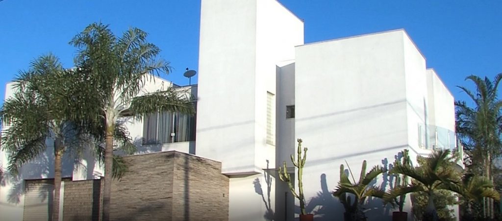 Casa de luxo foi avaliada em mais de R$ 3 milhões em condomínio na zona sul de Uberlândia | Foto: TV Paranaíba/Reprodução