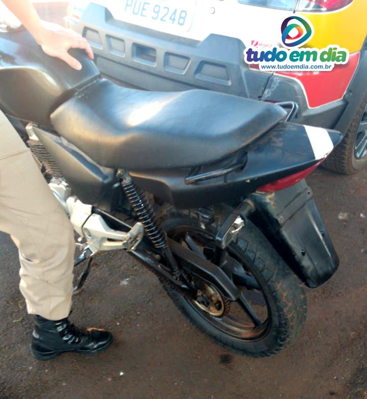 A motocicleta sem placa havia sido furtada em data pregressa e foi recupera pela PM em Capinópolis (Foto: PMMG/Divulgação)