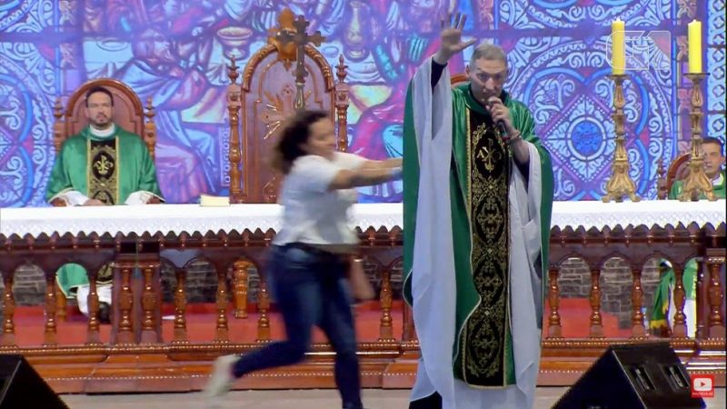 Mulher derruba padre Marcelo Rossi do palco em missa; veja o vídeo