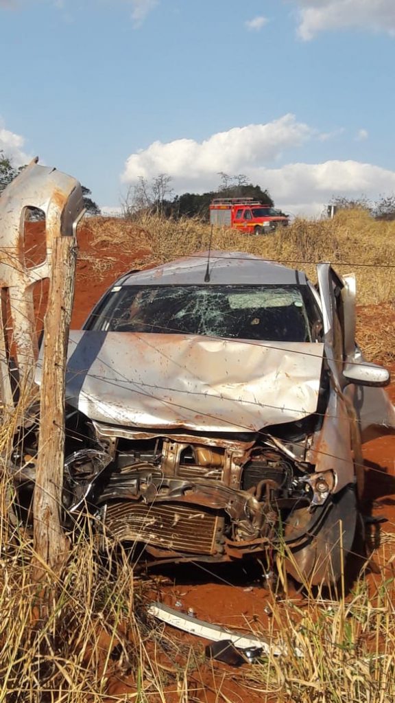 Carro ficou destruído no acidente (Foto: Bombeiros/Divulgação)